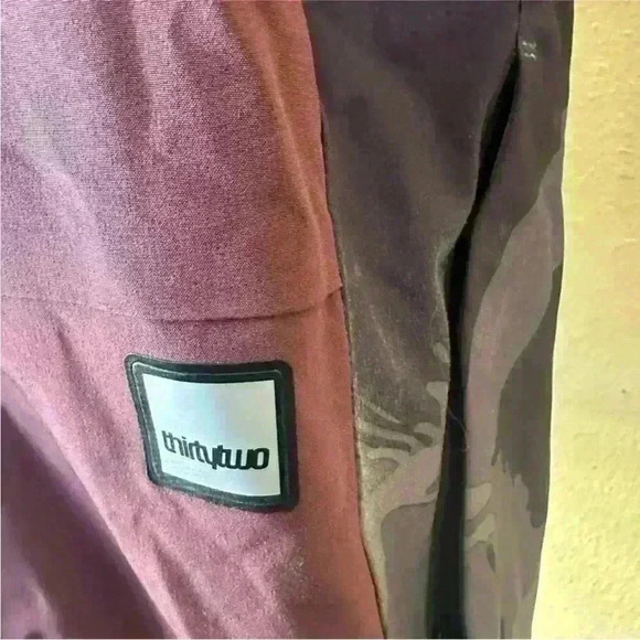 Thirty Two-"4TS REVERT HOODED PULLOVER"
Maroon With Gray Camo Men's Medium EUC! - Picture 9 of 12